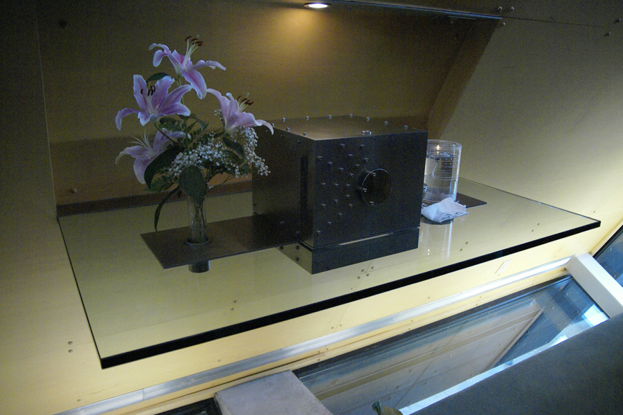 <strong><i>Aménagement du sanctuaire de la chapelle, meubles, objets liturgiques et chemin de croix</i></strong><BR>1992<BR>Acier inoxydable<BR><BR><i>Tabernacle et lampe de sanctuaire</i><BR><BR><br><h9 style='font-size:.8em'>Photo : photographe inconnu<br>1/5</h9><BR><br><br><h9 style='font-size:.8em'>© Succession Charles Daudelin /COVA-DAAV