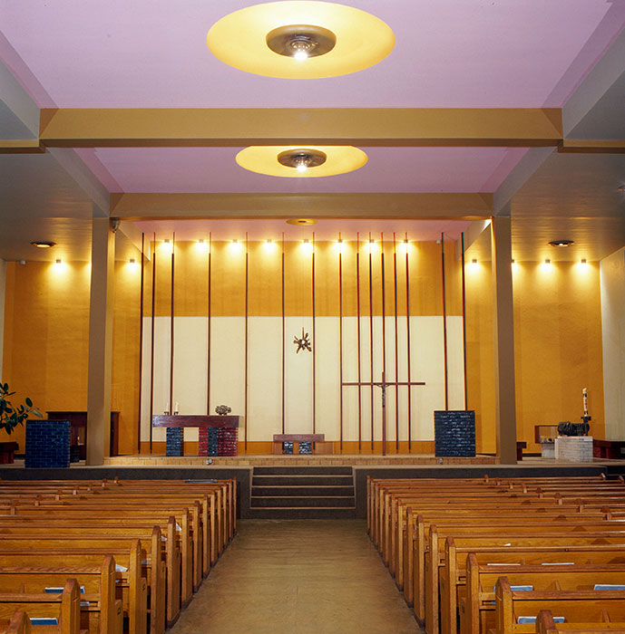<strong><i>Aménagement du sanctuaire et objets liturgiques</i></strong><BR>1964<BR>Bronze<BR> <BR><i>Vue d’ensemble de l’église</i><BR><BR><br><h9 style='font-size:.8em'>Photo : A. Kilbertus<br>3/4</h9><BR><br><br><h9 style='font-size:.8em'>© Succession Charles Daudelin /COVA-DAAV