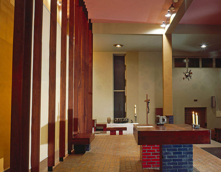 <strong><i>Aménagement du sanctuaire et objets liturgiques</i></strong><BR>1964<BR>Bronze<BR> <BR><i>Vue de côté du sanctuaire</i><BR><BR><br><h9 style='font-size:.8em'>Photo : A. Kilbertus<br>2/4</h9><BR><br><br><h9 style='font-size:.8em'>© Succession Charles Daudelin /COVA-DAAV