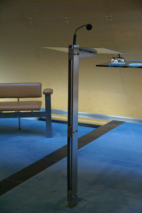 <strong><i>Aménagement du sanctuaire de la chapelle, meubles, objets liturgiques et chemin de croix</i></strong><BR>1992<BR>Acier inoxydable<BR><BR><i>Lutrin et siège du servant de messe</i><BR><BR><h9 style='font-size:.8em'>Photo : 3/5</h9><BR><br><br><h9 style='font-size:.8em'>© Succession Charles Daudelin /COVA-DAAV