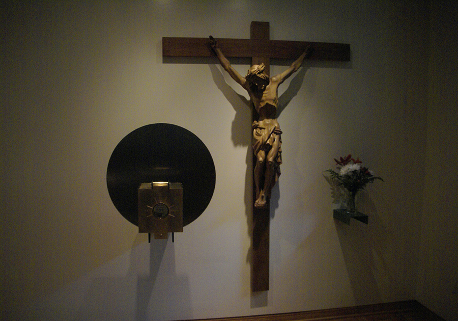 <strong><i>Aménagement de la chapelle du collège Sainte-Marcelline</i></strong><BR>1994<BR>Tabernacle en laiton<BR><BR><i></i><BR><BR><br><h9 style='font-size:.8em'>Photo : photographe inconnu<br>1/3</h9><BR><br><br><h9 style='font-size:.8em'>© Succession Charles Daudelin /COVA-DAAV