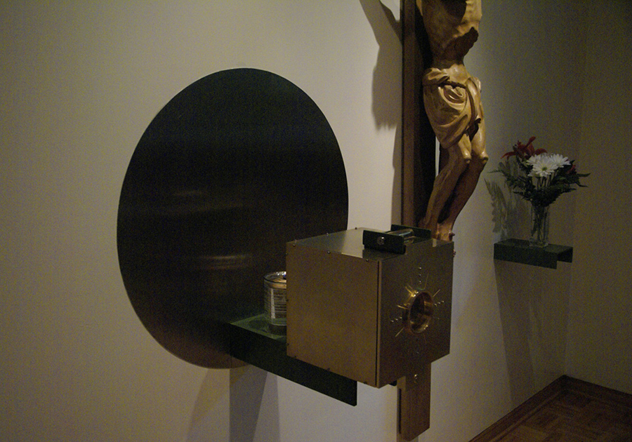<strong><i>Aménagement de la chapelle du collège Sainte-Marcelline</i></strong><BR>1994<BR>Tabernacle en laiton<BR><BR><i></i><BR><BR><h9 style='font-size:.8em'>Photo : 2/3</h9><BR><br><br><h9 style='font-size:.8em'>© Succession Charles Daudelin /COVA-DAAV