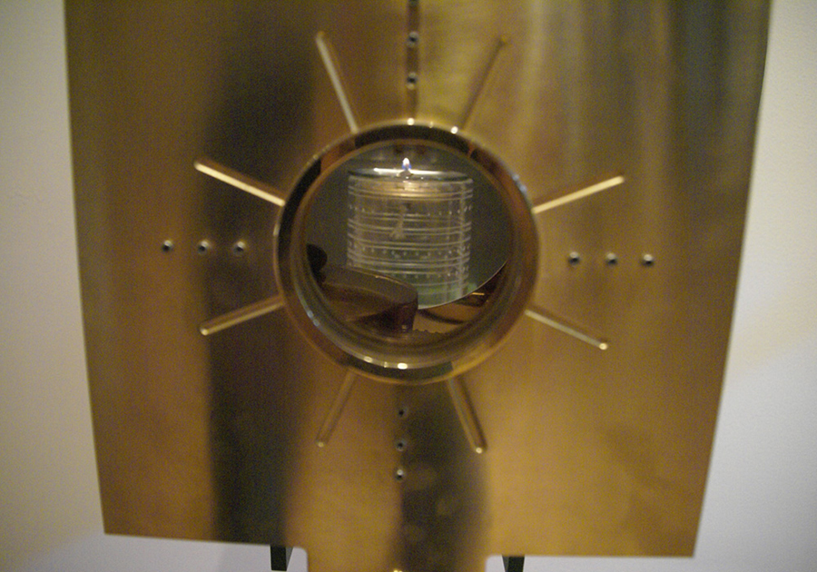 <strong><i>Aménagement de la chapelle du collège Sainte-Marcelline</i></strong><BR>1994<BR>Tabernacle en laiton<BR><BR><i>Détail</i><BR><BR><h9 style='font-size:.8em'>Photo : 3/3</h9><BR><br><br><h9 style='font-size:.8em'>© Succession Charles Daudelin /COVA-DAAV