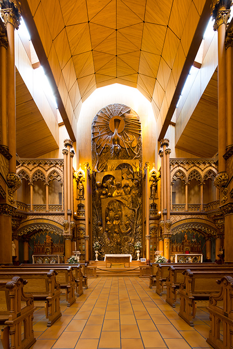 <strong><i>Retable</i></strong><BR>1980<BR>Bronze<BR>15,85 x 5,18 x .3m<BR><i></i><BR><BR><h9 style='font-size:.8em'>Photo : 3/18</h9><BR><br><br><h9 style='font-size:.8em'>© Succession Charles Daudelin /COVA-DAAV