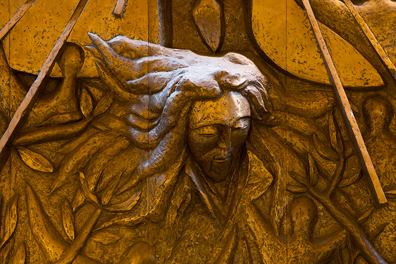 <strong><i>Retable</i></strong><BR>1980<BR>Bronze<BR>15,85 x 5,18 x .3m<BR><i>Détail</i><BR><BR><h9 style='font-size:.8em'>Photo : 8/18</h9><BR><br><br><h9 style='font-size:.8em'>© Succession Charles Daudelin /COVA-DAAV