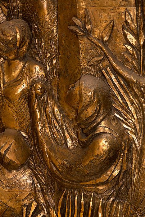 <strong><i>Retable</i></strong><BR>1980<BR>Bronze<BR>15,85 x 5,18 x .3m<BR><i>Détail</i><BR><BR><h9 style='font-size:.8em'>Photo : 10/18</h9><BR><br><br><h9 style='font-size:.8em'>© Succession Charles Daudelin /COVA-DAAV