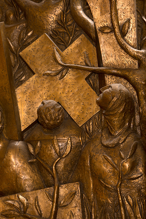 <strong><i>Retable</i></strong><BR>1980<BR>Bronze<BR>15,85 x 5,18 x .3m<BR><i>Détail</i><BR><BR><h9 style='font-size:.8em'>Photo : 18/18</h9><BR><br><br><h9 style='font-size:.8em'>© Succession Charles Daudelin /COVA-DAAV