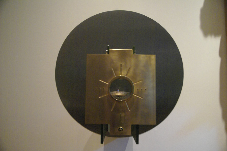 <strong><i>Tabernacle</i></strong><BR>1992<BR>Bronze et verre<BR>50 x 30 x 50 cm. env.<BR><i></i><BR><BR><br><h9 style='font-size:.8em'>Photo : Photographe inconnu<br>1/2</h9><BR><br><br><h9 style='font-size:.8em'>© Succession Charles Daudelin /COVA-DAAV