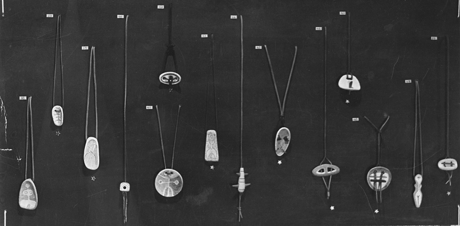 <strong>Pendentifs</strong><BR>1950<BR>Terre cuite et cordon de cuir<BR><BR>Photo : photographe inconnu, épreuve à la gélatine argentique, source : Archives Charles et Louise Daudelin<BR><br><br>© Succession Charles Daudelin /SODRAC