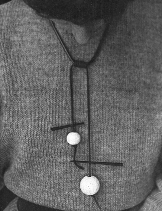 <strong><i>Collier</i></strong><BR>1950<BR>terre cuite, ébène (?) et cordon de cuir<BR><BR><i></i><BR><BR><br><h9 style='font-size:.8em'>Photo : Michel Brault<br>1/1</h9><BR><br><br><h9 style='font-size:.8em'>© Succession Charles Daudelin /COVA-DAAV