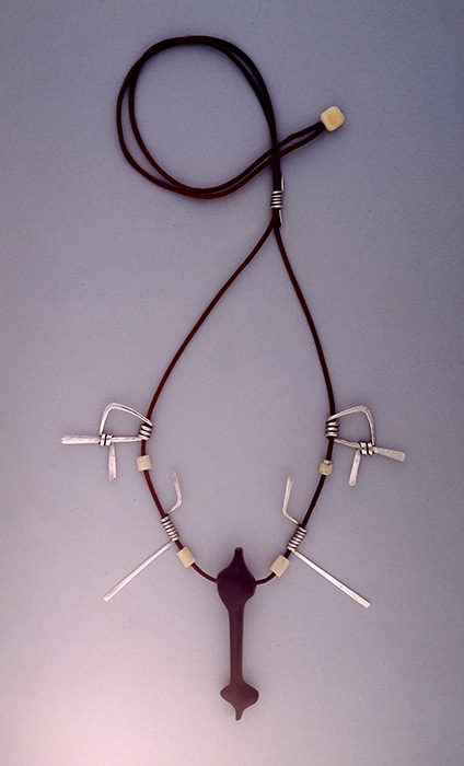 <strong>Collier</strong><BR>1950<BR>Argent, ébène, ivoire<BR><BR>Photo : Musée national des beaux-arts du Québec : Patrick Altman<BR><br><br>© Succession Charles Daudelin /SODRAC