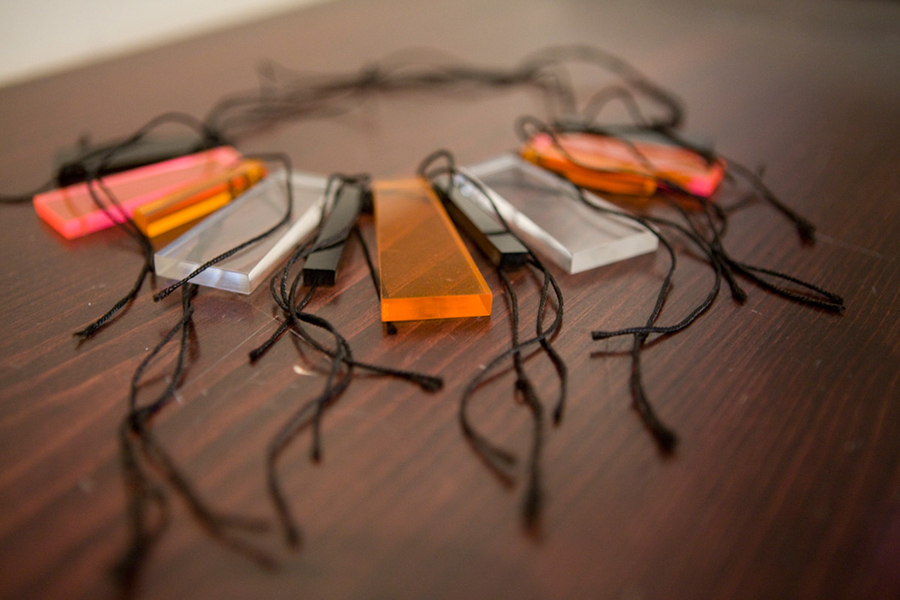 <strong><i>Collier</i></strong><BR>1974<BR>plexiglas et cordon de soie<BR><BR><i></i><BR><BR><br><h9 style='font-size:.8em'>Photo : Yan Lasalle<br>1/1</h9><BR><br><br><h9 style='font-size:.8em'>© Succession Charles Daudelin /COVA-DAAV