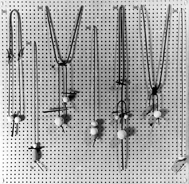 <strong><i>Colliers</i></strong><BR>1950<BR>terre cuite et cordon de cuir<BR><BR><i></i><BR><BR><br><h9 style='font-size:.8em'>Photo : Michel Brault<br>1/1</h9><BR><br><br><h9 style='font-size:.8em'>© Succession Charles Daudelin /COVA-DAAV