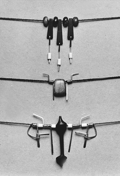 <strong><i>Trois colliers</i></strong><BR>1950<BR>Argent, ivoire, ébène et cordon de soie<BR><BR><i></i><BR><BR><br><h9 style='font-size:.8em'>Photo : photographe inconnu, épreuve à la gélatine argentique, source : Archives Charles et Louise Daudelin<br>1/1</h9><BR><br><br><h9 style='font-size:.8em'>© Succession Charles Daudelin /COVA-DAAV
