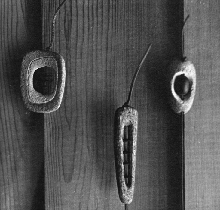 <strong>Trois pendentifs</strong><BR>1950<BR>terre cuite, ébène (?) et cordon de cuir<BR><BR>Photo : photographe inconnu, épreuve à la gélatine argentique, source : Archives Charles et Louise Daudelin<BR><br><br>© Succession Charles Daudelin /SODRAC