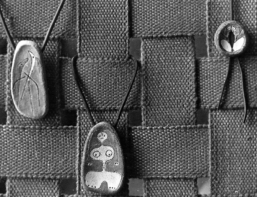 <strong><i>Trois pendentifs</i></strong><BR>1950<BR>Terre cuite et cordon de cuir<BR><BR><i></i><BR><BR><br><h9 style='font-size:.8em'>Photo : Michel Brault<br>1/1</h9><BR><br><br><h9 style='font-size:.8em'>© Succession Charles Daudelin /COVA-DAAV