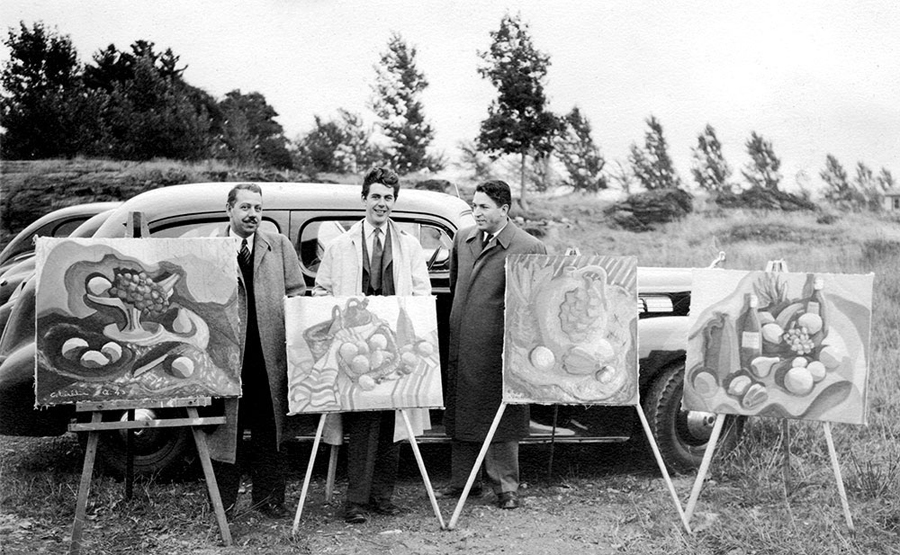 <strong>Exposition à la butte à Granby</strong><BR>1943<BR><br><BR><i>Devant des toiles et une auto. De gauche à droite : Maurice Gagnon, Charles Daudelin et Émile Quenneville</i><BR><BR><br><br>© Succession Charles Daudelin /SODRAC