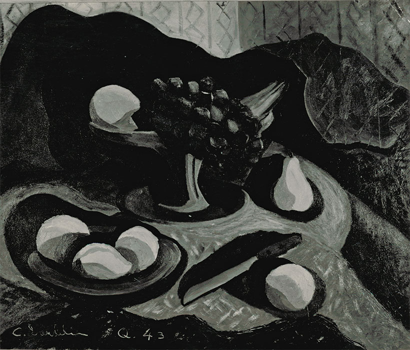 <strong>Nature morte</strong><BR>1943<BR>Huile sur toile<BR>Dimensions inconnues<BR>Photo : photographe inconnu, épreuve à la gélatine argentique, source : Archives Charles et Louise Daudelin<BR><br><br>© Succession Charles Daudelin /COVA-DAAV
