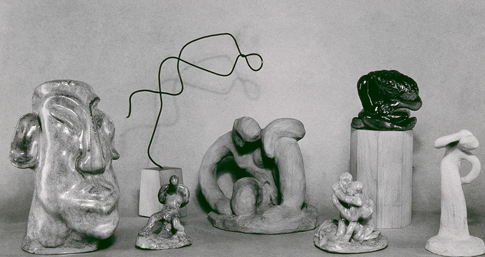 <strong>Terres cuites et sculpture de fil de fer</strong><BR>1942<BR> <BR> <BR>Photo : photographe inconnu, épreuve à la gélatine argentique, source : Archives Charles et Louise Daudelin<BR><br><br>© Succession Charles Daudelin /COVA-DAAV