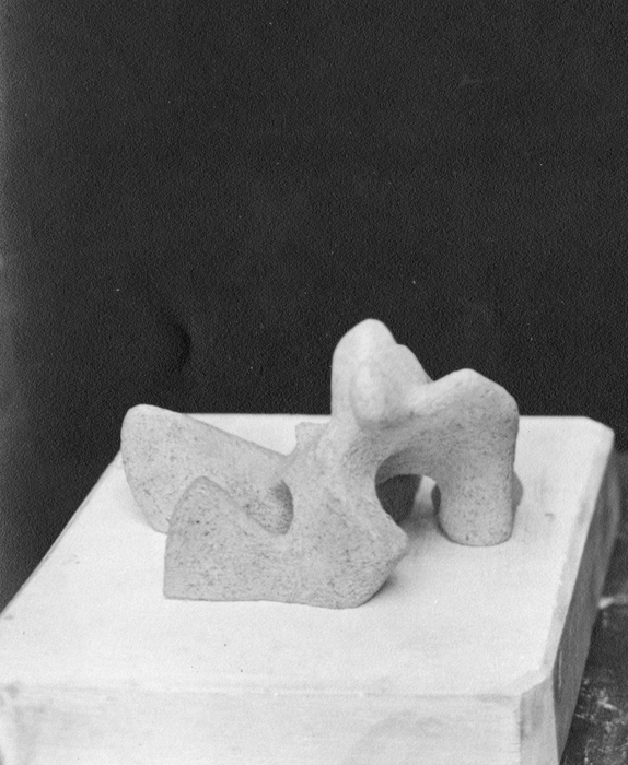 <strong><i>Kado-T</i></strong><BR>1946<BR>terre cuite<BR>12 x 20 x 12 cm approx.<BR><i></i><BR><BR><br><h9 style='font-size:.8em'>Photo : photographe inconnu, épreuve à la gélatine argentique, archives Charles et Louise Daudelin<br>1/1</h9><BR><br><br><h9 style='font-size:.8em'>© Succession Charles Daudelin /COVA-DAAV