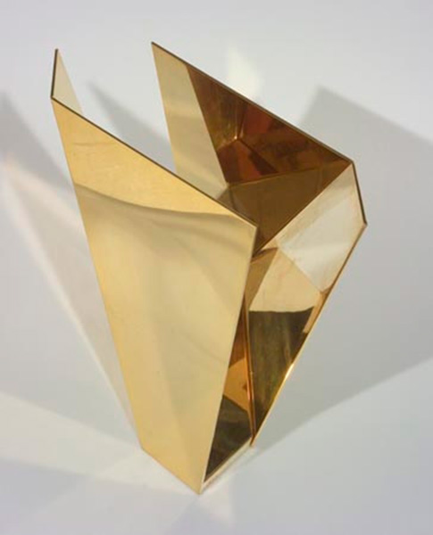 <strong>L'infini se joue</strong><BR>1988<BR>Laiton<BR>25,7 x 21,2 x 28,5 cm<BR>Photo : Luc Bouvrette et Sophie Limoges<BR><br><br>© Succession Charles Daudelin /COVA-DAAV
