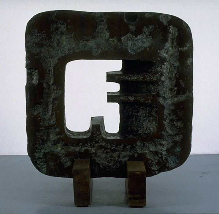 <strong>Espace, Silence et Nuit</strong><BR>1966<BR>Bronze et bois<BR>130 x 116,5 x 76 cm<BR>Photo : Richard-Max Tremblay<BR><br><br>© Succession Charles Daudelin /COVA-DAAV