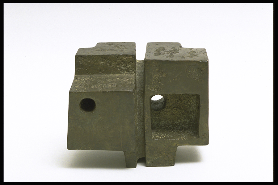 <strong>Antrenoir</strong><BR>1967<BR>Bronze<BR>21 x 26,5 x 16,5 cm<BR>Photo : Ginette Clément<BR><br><br>© Succession Charles Daudelin /SODRAC