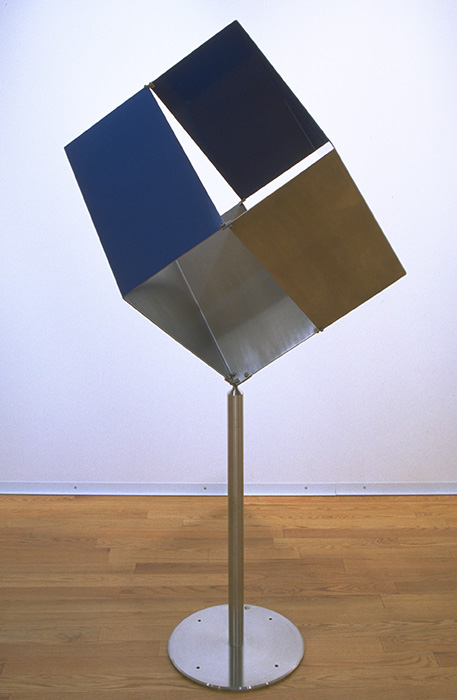 <strong><i>Opposition giratoire</i></strong><BR>1970<BR>acier inoxydable et acier peint<BR>115,1 x 100,6 x 100,6 cm. (oeuvre montée); 61,2 x 61,2 x 61,2 cm. (cube).<BR><i></i><BR><BR><h9 style='font-size:.8em'>Photo : 2/2</h9><BR><br><br><h9 style='font-size:.8em'>© Succession Charles Daudelin /COVA-DAAV