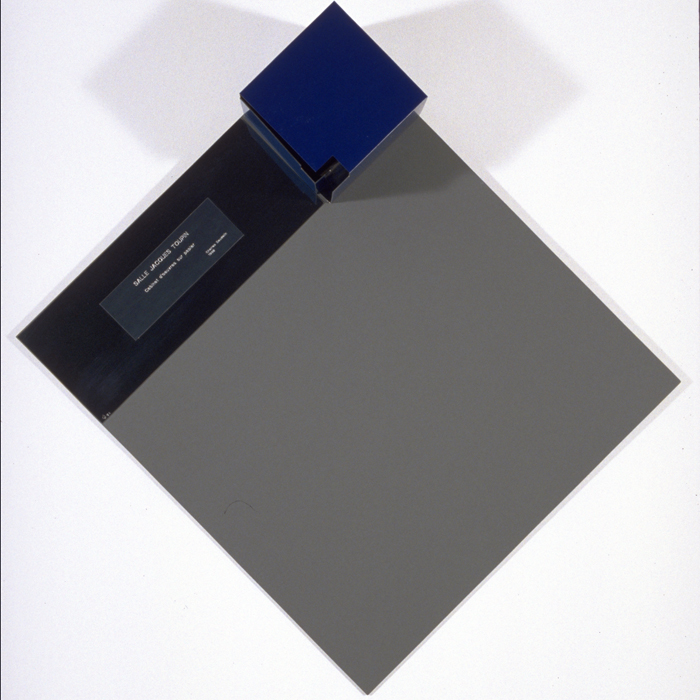 <strong><i>Spirale logarithmique</i></strong><BR>1992<BR>acier et émail sérigraphié<BR>107 x 107 x  par profondeur variable et un cube de 20 x 20 x 20cm<BR><i>9e élément, argent, bleu, gris </i><BR><BR><h9 style='font-size:.8em'>Photo : 10/10</h9><BR><br><br><h9 style='font-size:.8em'>© Succession Charles Daudelin /COVA-DAAV