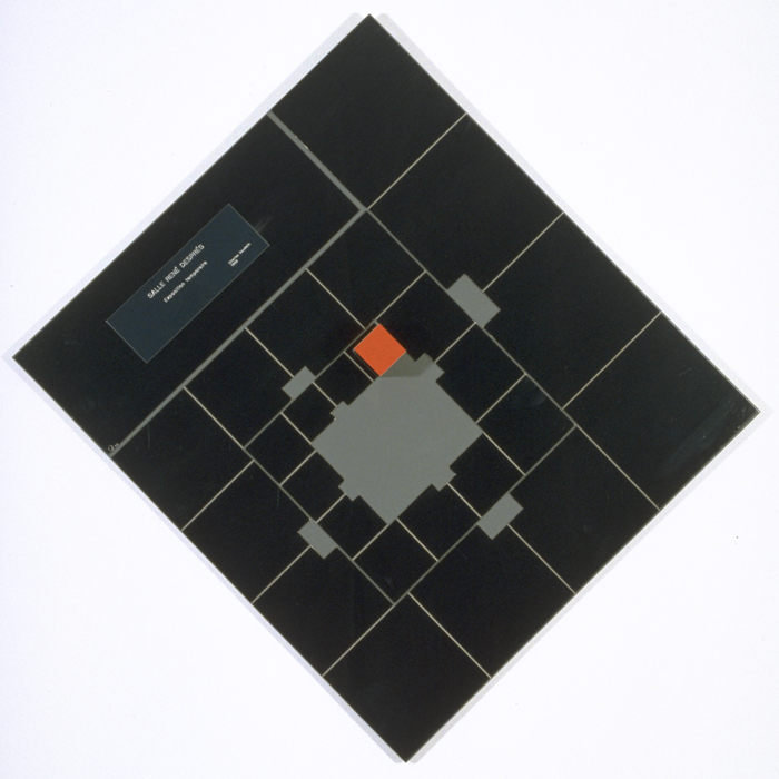 <strong><i>Spirale logarithmique</i></strong><BR>1992<BR>acier et émail sérigraphié<BR>107 x 107 x  par profondeur variable et un cube de 20 x 20 x 20cm<BR><i>1er élément argent, rouge, gris </i><BR><BR><h9 style='font-size:.8em'>Photo : 2/10</h9><BR><br><br><h9 style='font-size:.8em'>© Succession Charles Daudelin /COVA-DAAV