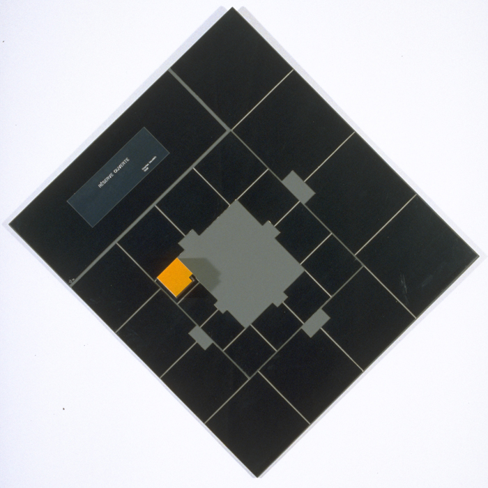 <strong><i>Spirale logarithmique</i></strong><BR>1992<BR>acier et émail sérigraphié<BR>107 x 107 x  par profondeur variable et un cube de 20 x 20 x 20cm<BR><i>2e élément, argent, orange, gris</i><BR><BR><h9 style='font-size:.8em'>Photo : 3/10</h9><BR><br><br><h9 style='font-size:.8em'>© Succession Charles Daudelin /COVA-DAAV