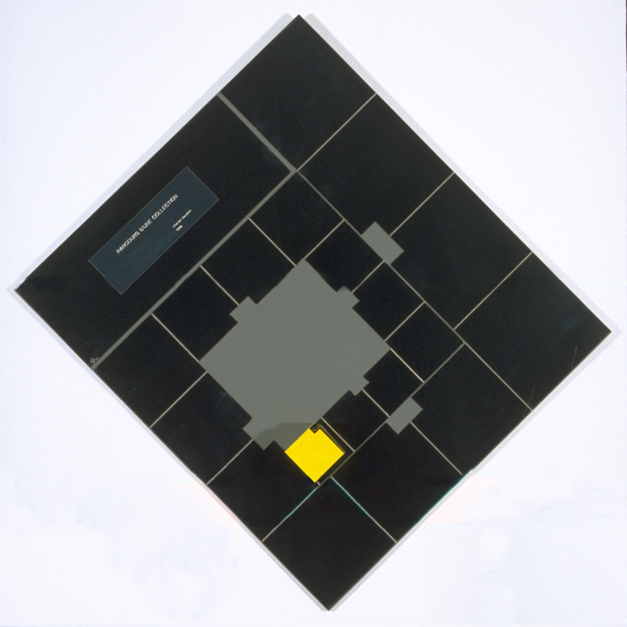 <strong><i>Spirale logarithmique</i></strong><BR>1992<BR>acier et émail sérigraphié<BR>107 x 107 x  par profondeur variable et un cube de 20 x 20 x 20cm<BR><i>3e élément, argent, jaune, gris </i><BR><BR><h9 style='font-size:.8em'>Photo : 4/10</h9><BR><br><br><h9 style='font-size:.8em'>© Succession Charles Daudelin /COVA-DAAV