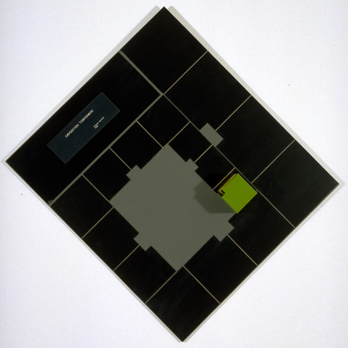 <strong><i>Spirale logarithmique</i></strong><BR>1992<BR>acier et émail sérigraphié<BR>107 x 107 x  par profondeur variable et un cube de 20 x 20 x 20cm<BR><i>4e élément, argent, vert, gris</i><BR><BR><h9 style='font-size:.8em'>Photo : 5/10</h9><BR><br><br><h9 style='font-size:.8em'>© Succession Charles Daudelin /COVA-DAAV