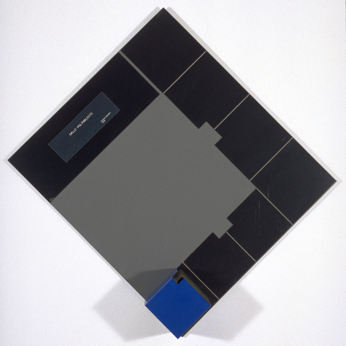<strong><i>Spirale logarithmique</i></strong><BR>1992<BR>acier et émail sérigraphié<BR>107 x 107 x  par profondeur variable et un cube de 20 x 20 x 20cm<BR><i>7e élément, argent, bleu, gris </i><BR><BR><h9 style='font-size:.8em'>Photo : 8/10</h9><BR><br><br><h9 style='font-size:.8em'>© Succession Charles Daudelin /COVA-DAAV