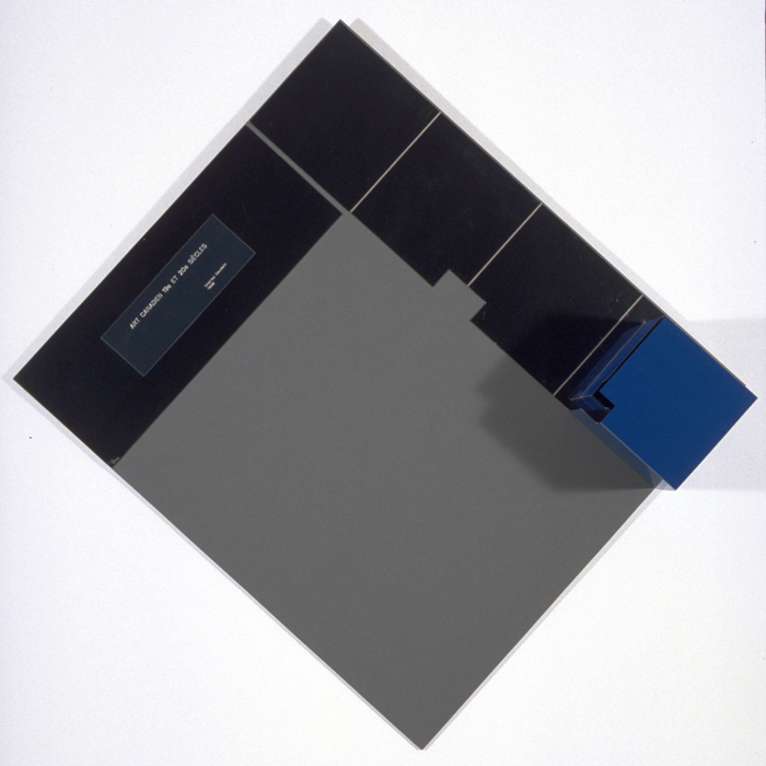 <strong><i>Spirale logarithmique</i></strong><BR>1992<BR>acier et émail sérigraphié<BR>107 x 107 x  par profondeur variable et un cube de 20 x 20 x 20cm<BR><i>8e élément, argent, bleu, gris </i><BR><BR><h9 style='font-size:.8em'>Photo : 9/10</h9><BR><br><br><h9 style='font-size:.8em'>© Succession Charles Daudelin /COVA-DAAV