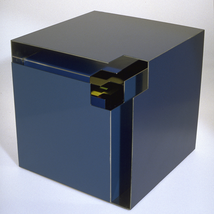 <strong><i>Spirale logarithmique</i></strong><BR>1992<BR>acier et émail sérigraphié<BR>107 x 107 x  par profondeur variable et un cube de 20 x 20 x 20cm<BR><i>10e élément, cube bleu </i><BR><BR><br><h9 style='font-size:.8em'>Photo : Ginette Clément<br>1/10</h9><BR><br><br><h9 style='font-size:.8em'>© Succession Charles Daudelin /COVA-DAAV