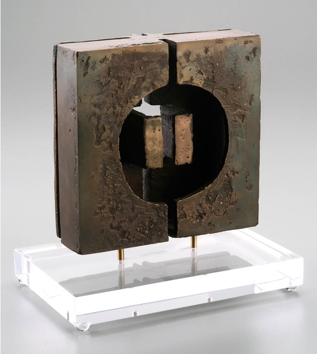 <strong>Couple</strong><BR>1969<BR>Bronze<BR>15,8 x 15,2 x 10,1 cm<BR>Photo : Musée des beaux-arts de Montréal : Christine Guest<BR><br><br>© Succession Charles Daudelin /COVA-DAAV