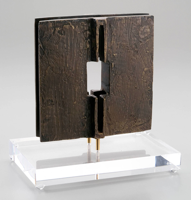 <strong>Couple insolite</strong><BR>1969<BR>Bronze<BR>15,7 x 15,2 x 10,1 cm<BR>Photo : Musée des beaux-arts de Montréal : Christine Guest<BR><br><br>© Succession Charles Daudelin /COVA-DAAV