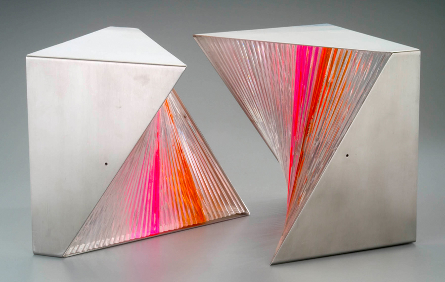 <strong>Cube + ou -</strong><BR>1974<BR>Acier inoxydable et plexiglas<BR>22,9 x 23,1 x 23, 1 cm<BR>Photo : Musée des beaux-arts de Montréal : Christine Guest<BR><br><br>© Succession Charles Daudelin /COVA-DAAV