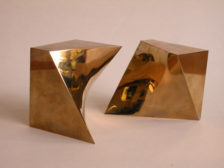 <strong><i>Cube à espace ambigu</i></strong><BR>1970<BR>Bronze<BR>7,2 x 7,2 x 7,2 cm<BR><i></i><BR><BR><br><h9 style='font-size:.8em'>Photo : Musée des beaux-arts de Montréal : Christine Guest<br>1/1</h9><BR><br><br><h9 style='font-size:.8em'>© Succession Charles Daudelin /COVA-DAAV