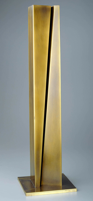 <strong>Deboudeu</strong><BR>1987<BR>Laiton ouvré et patiné<BR>78 x 21,5 x 21,5<BR>Photo : Musée des beaux-arts de Montréal : Christine Guest<BR><br><br>© Succession Charles Daudelin /COVA-DAAV