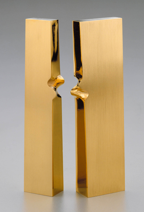 <strong>Duo-deu</strong><BR>1979<BR>Bronze doré<BR>10,4 x 4,6 x 0.9 cm<BR>Photo : Musée des beaux-arts de Montréal : Christine Guest<BR><br><br>© Succession Charles Daudelin /SODRAC