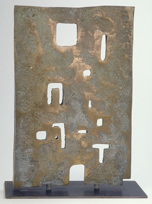 <strong>Hiéroglyphe</strong><BR>1964<BR>Bronze<BR>42,5 x 27,9 x 3,8 cm<BR>Photo : Musée des beaux-arts de Montréal : Christine Guest<BR><br><br>© Succession Charles Daudelin /SODRAC