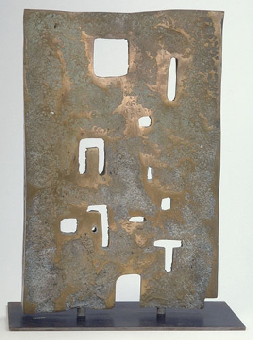 <strong>Hiéroglyphe</strong><BR>1964<BR>Bronze<BR>42,5 x 27,9 x 3,8 cm<BR>Photo : Musée des beaux-arts de Montréal : Christine Guest<BR><br><br>© Succession Charles Daudelin /COVA-DAAV