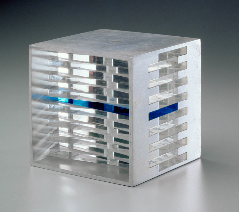 <strong>Multi X</strong><BR>1975<BR>Aluminium et plexiglas<BR>10,2 x 10,2 x 10,2 cm<BR>Photo : Musée des beaux-arts de Montréal : Christine Guest<BR><br><br>© Succession Charles Daudelin /COVA-DAAV