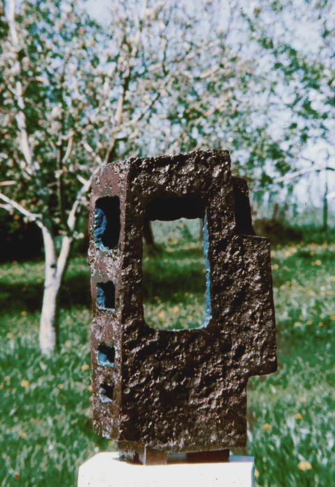 <strong>Joute Bleue</strong><BR>1965<BR>Bronze<BR>30  x 10 x 8 cm<BR>Photo : photographe inconnu, diapositive 35 mm., source : Archives Charles et Louise Daudelin<BR><br><br>© Succession Charles Daudelin /SODRAC