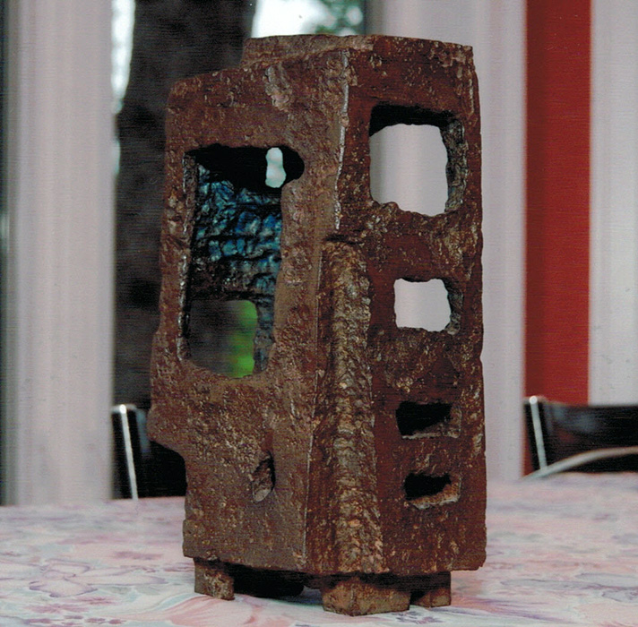 <strong><i>Joute Bleue</i></strong><BR>1965<BR>Bronze<BR>30  x 10 x 8 cm<BR><i></i><BR><BR><br><h9 style='font-size:.8em'>Photo : Gino Bélanger<br>2/3</h9><BR><br><br><h9 style='font-size:.8em'>© Succession Charles Daudelin /COVA-DAAV
