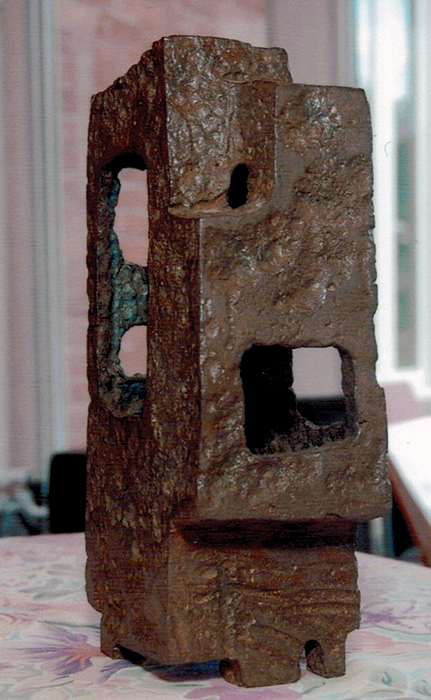 <strong><i>Joute Bleue</i></strong><BR>1965<BR>Bronze<BR>30  x 10 x 8 cm<BR><i></i><BR><BR><br><h9 style='font-size:.8em'>Photo : Gino Bélanger<br>3/3</h9><BR><br><br><h9 style='font-size:.8em'>© Succession Charles Daudelin /COVA-DAAV