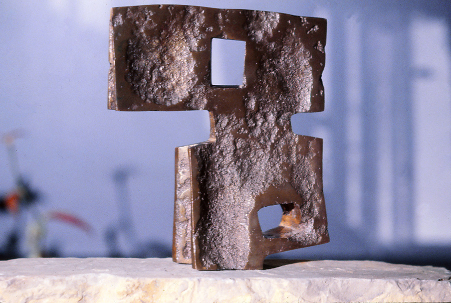 <strong><i>Viking</i></strong><BR>1965<BR>Bronze<BR>6,75 x 6,125 x 2 cm<BR><i></i><BR><BR><br><h9 style='font-size:.8em'>Photo : photographe inconnu, diapositive 35 mm., source : Archives Charles et Louise Daudelin<br>1/3</h9><BR><br><br><h9 style='font-size:.8em'>© Succession Charles Daudelin /COVA-DAAV