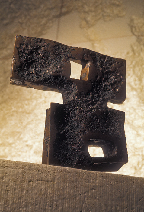 <strong><i>Viking</i></strong><BR>1965<BR>Bronze<BR>6,75 x 6,125 x 2 cm<BR><i></i><BR><BR><h9 style='font-size:.8em'>Photo : 3/3</h9><BR><br><br><h9 style='font-size:.8em'>© Succession Charles Daudelin /COVA-DAAV